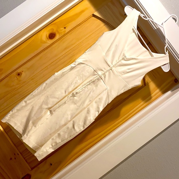 Form fitting dress. Size 3 - Picture 2 of 3